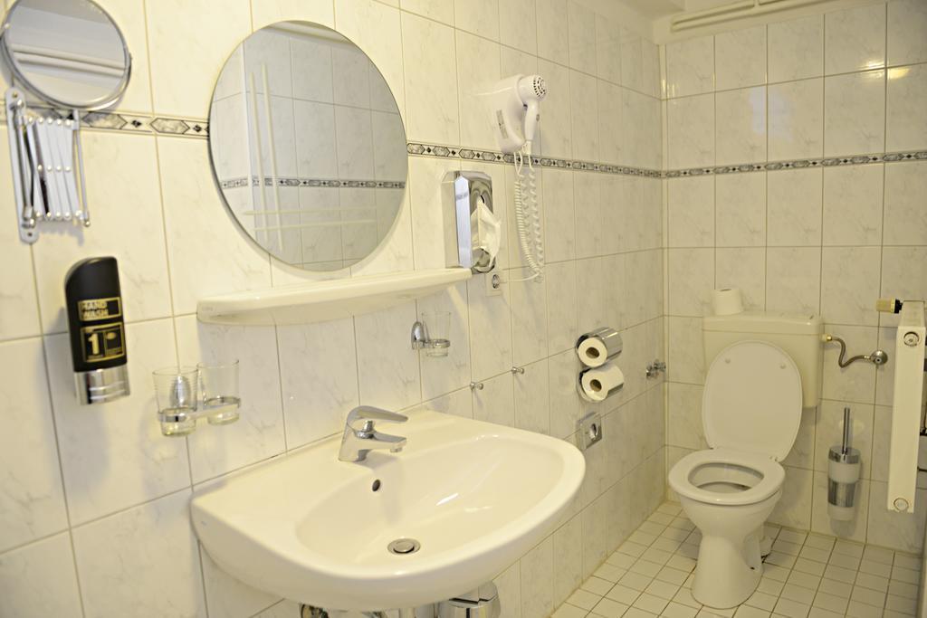 Single Room,109849479:JPEG