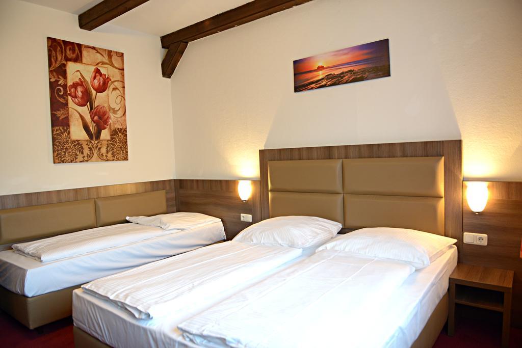 Family Room (5 Adults),109850235:JPEG