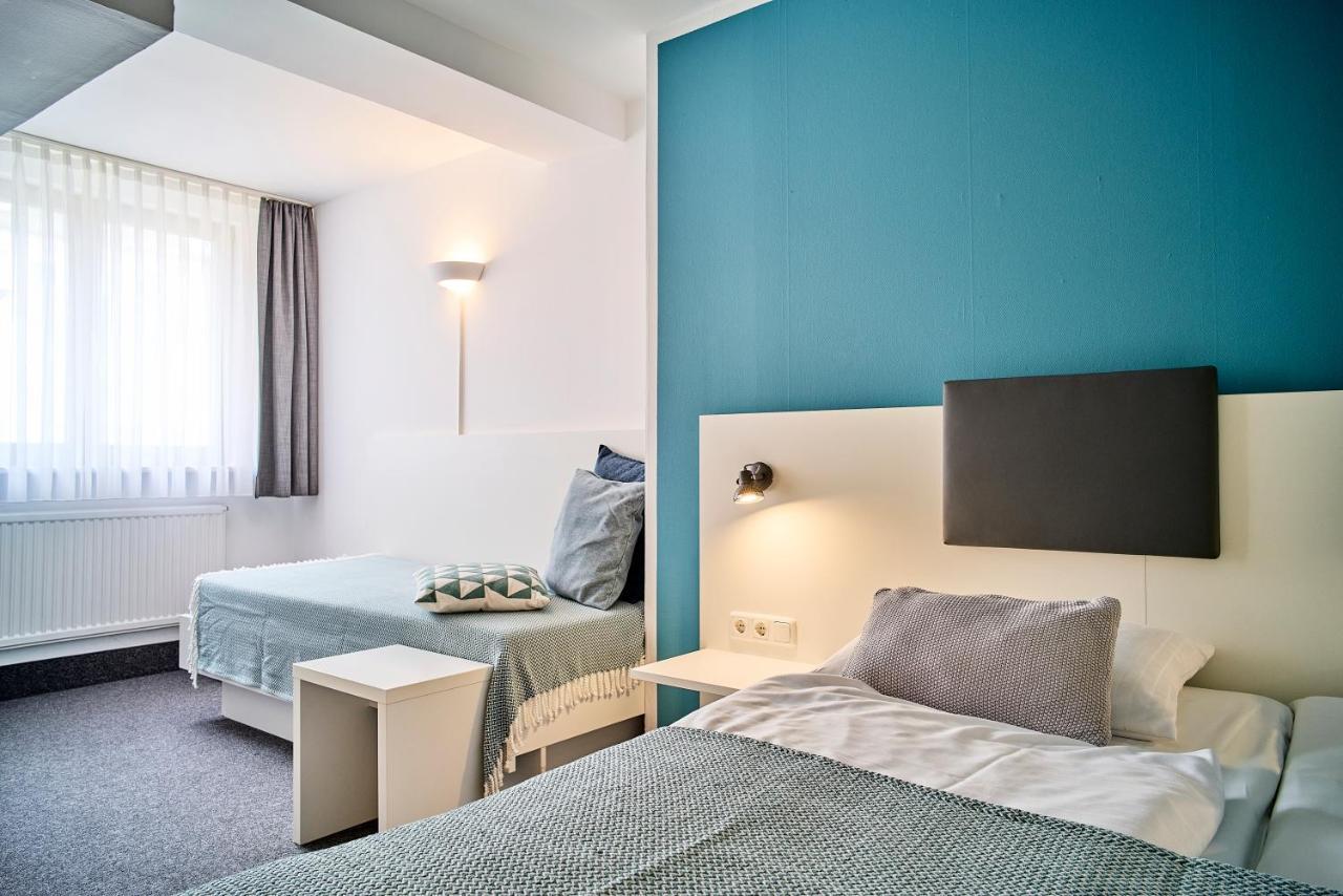 Sechsbettzimmer mit Blick auf den Innenhof