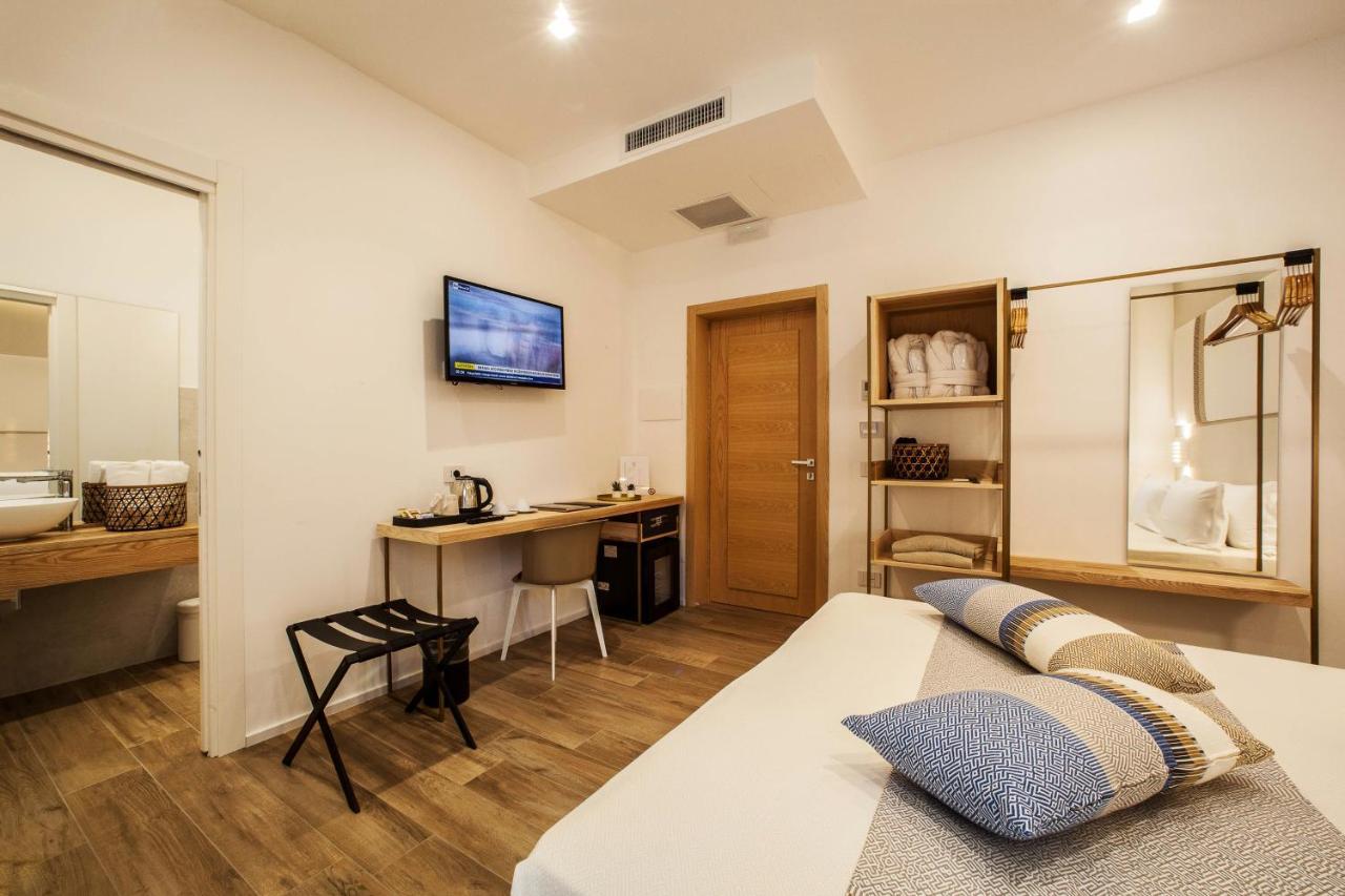 Deluxe Double or Twin Room with Pool Access,1145845408:JPEG