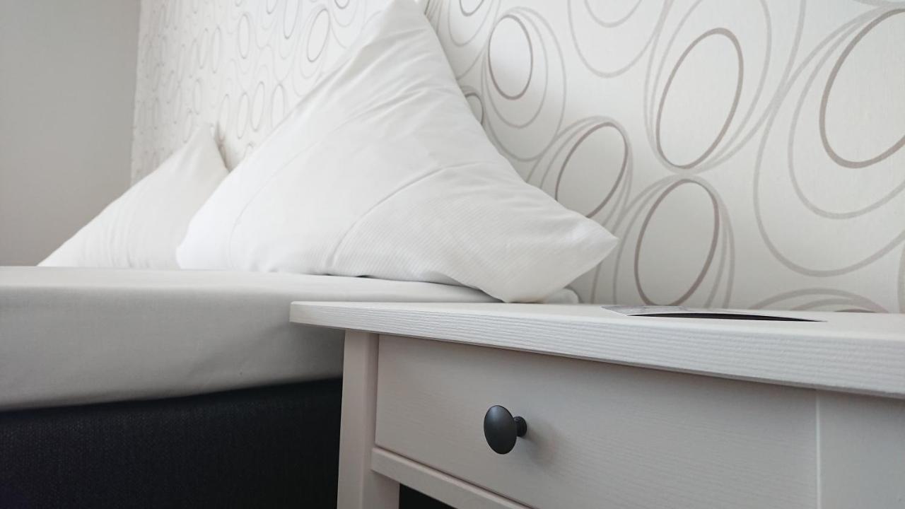Zimmer mit Kingsize-Bett und Gartenblick.