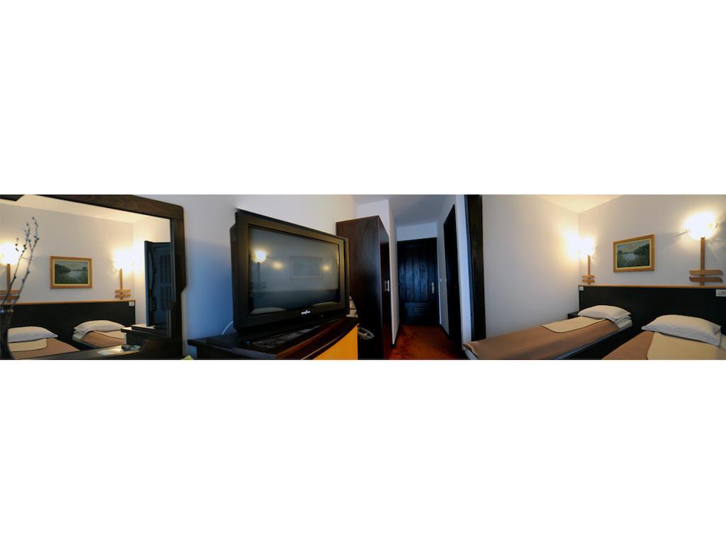 Doppel- oder Zweibettzimmer