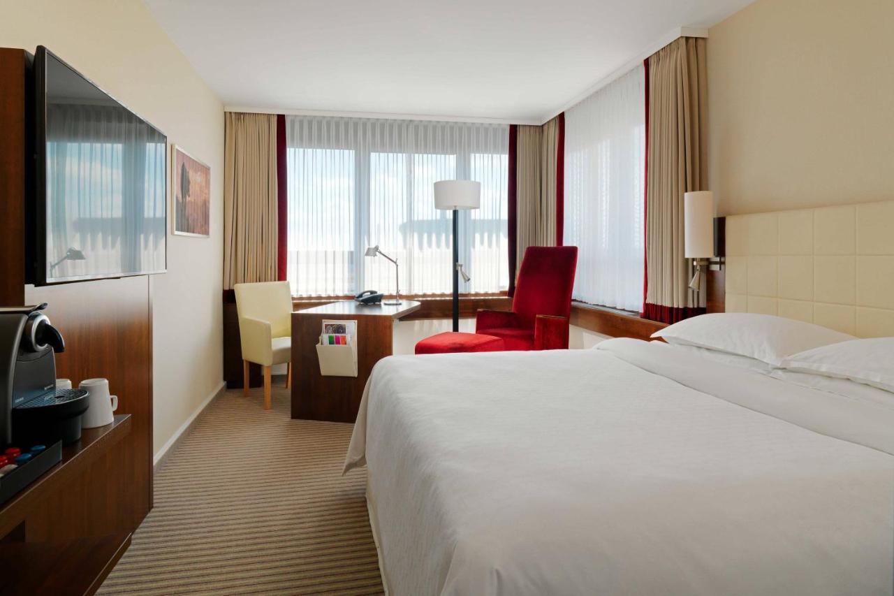 Zimmer mit Kingsize-Bett und Zugang zur Club Lounge