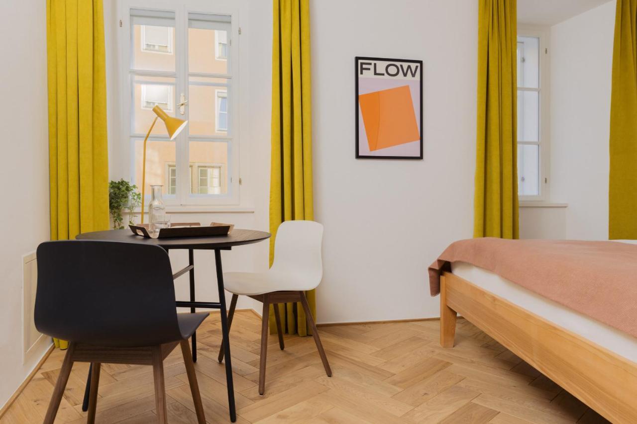Doppelzimmer mit Kingsize-Bett