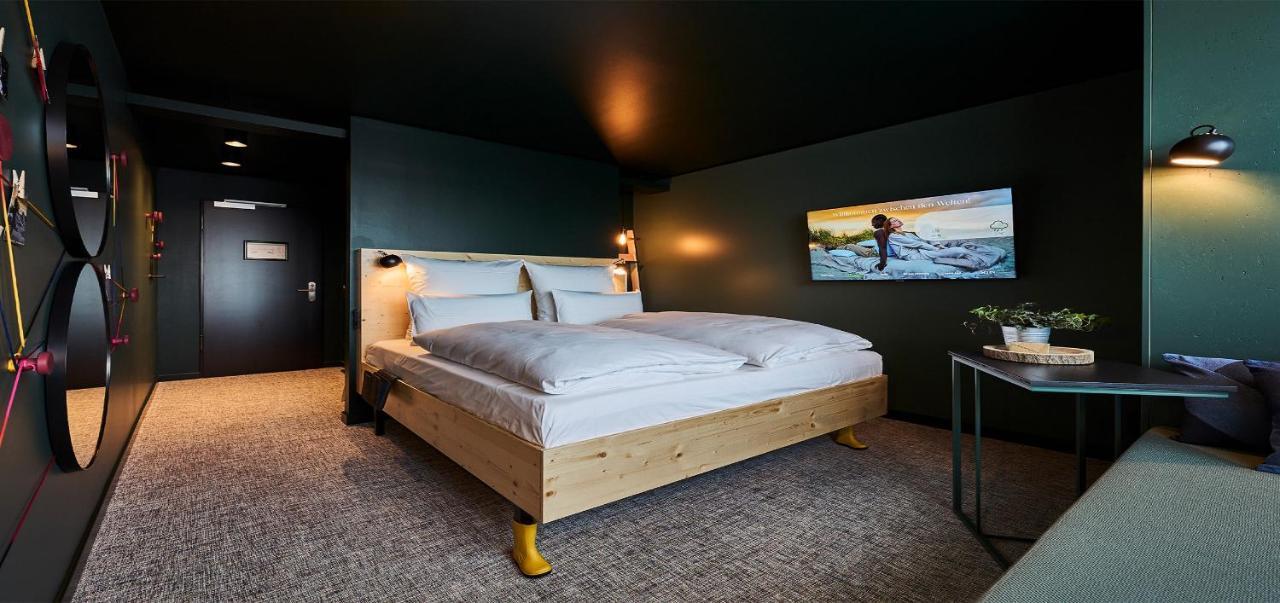Doppelzimmer Into the Hood mit Blick auf das Wohnviertel