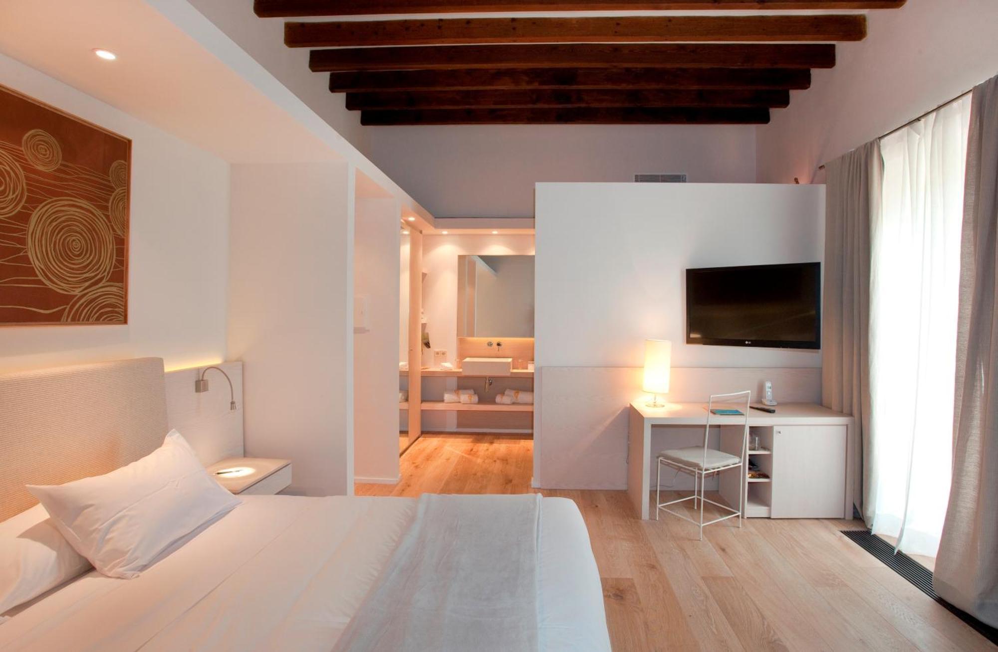 Deluxe Double Room with Private Courtyard,1234247663:JPEG