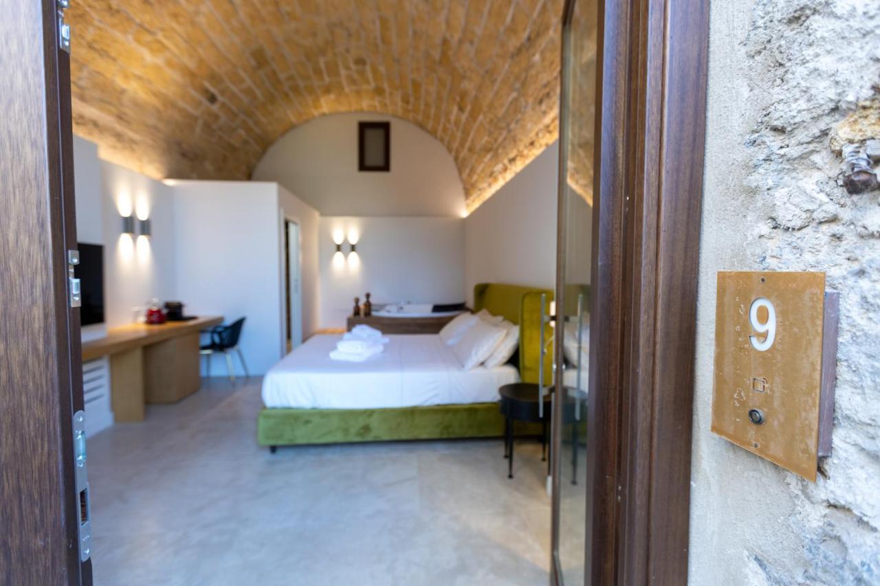 Zimmer mit Kingsize-Bett und Whirlpool