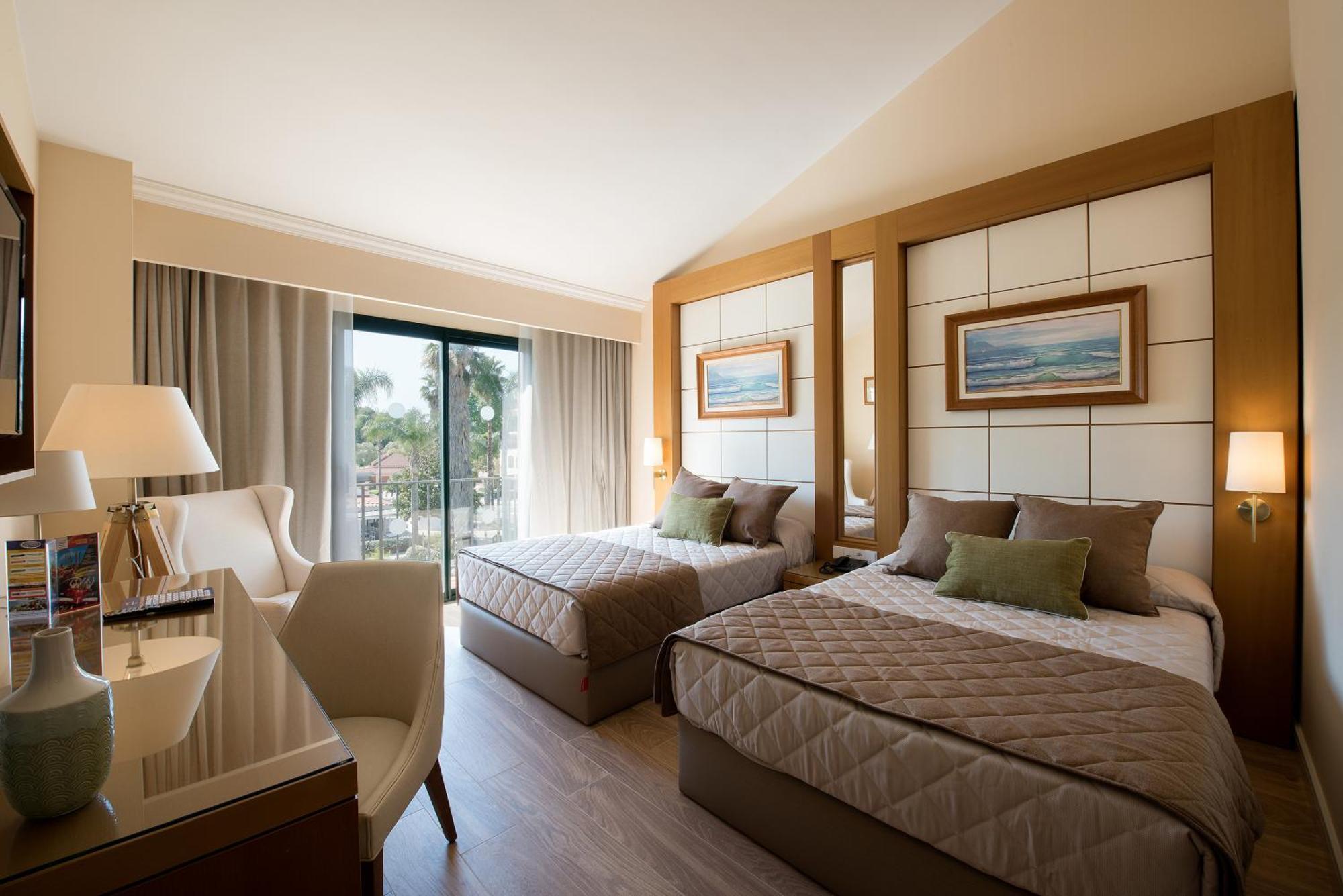 Standard Room with Access to PortAventura Park (2 Adults + 1 Child) + 1 access to Ferrari Land