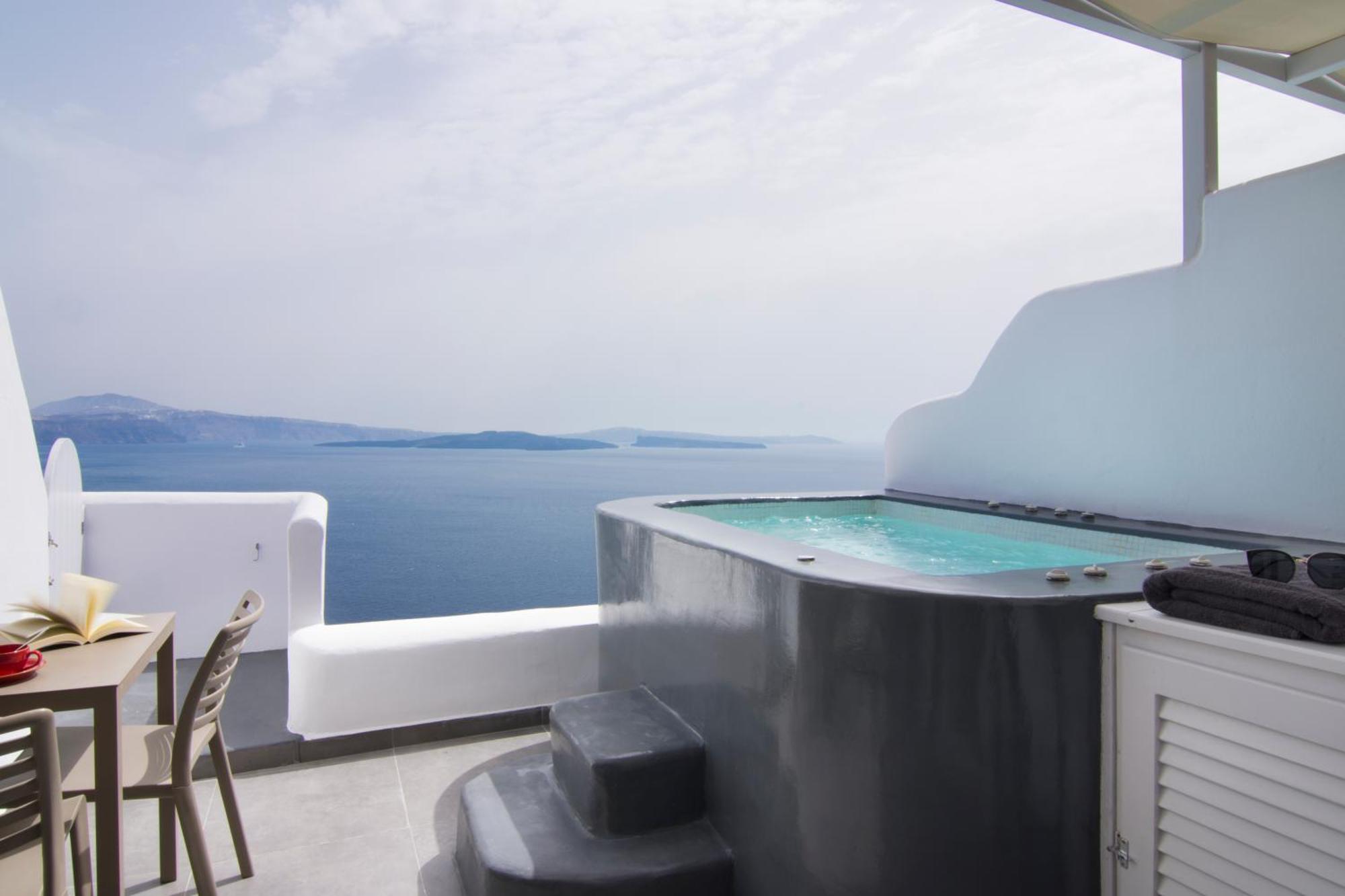 Pure Suite mit eigenem Whirlpool und Aussicht auf die Caldera