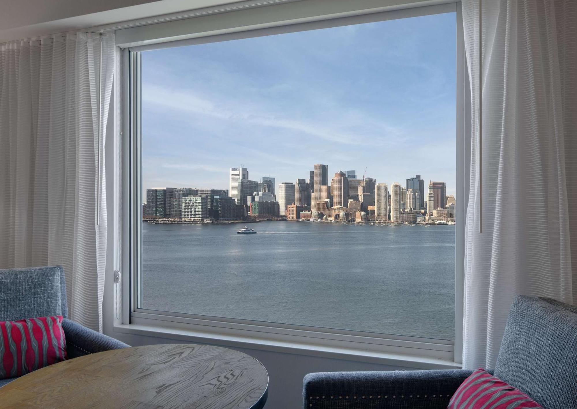 Zimmer mit Kingsize-Bett und Hafenblick