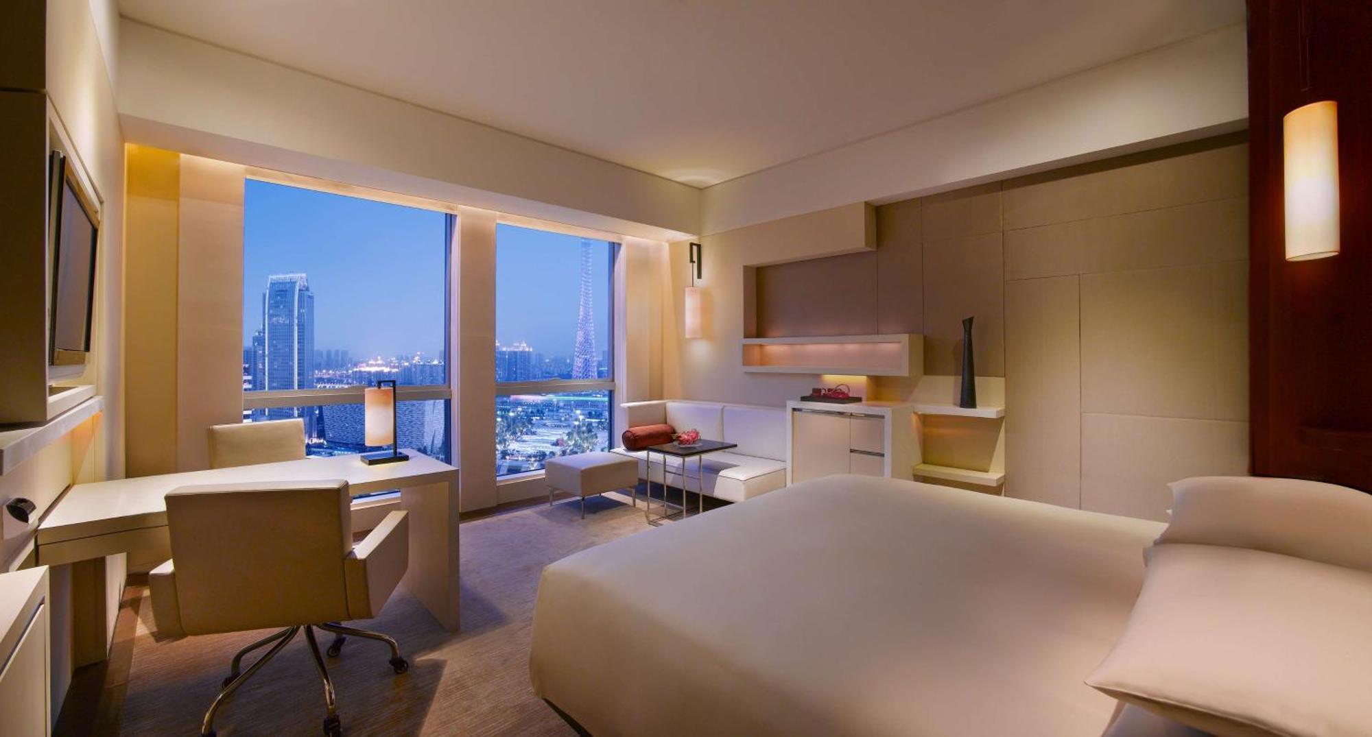 Zimmer mit Kingsize-Bett und Blick auf den Turm