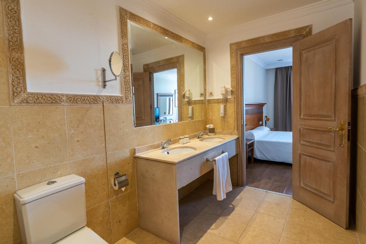 Double Room with Sea View (2 Adults),1500852829:JPEG