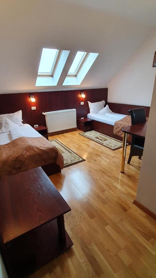 Economy Twin Room - Attic,1306576480:JPEG