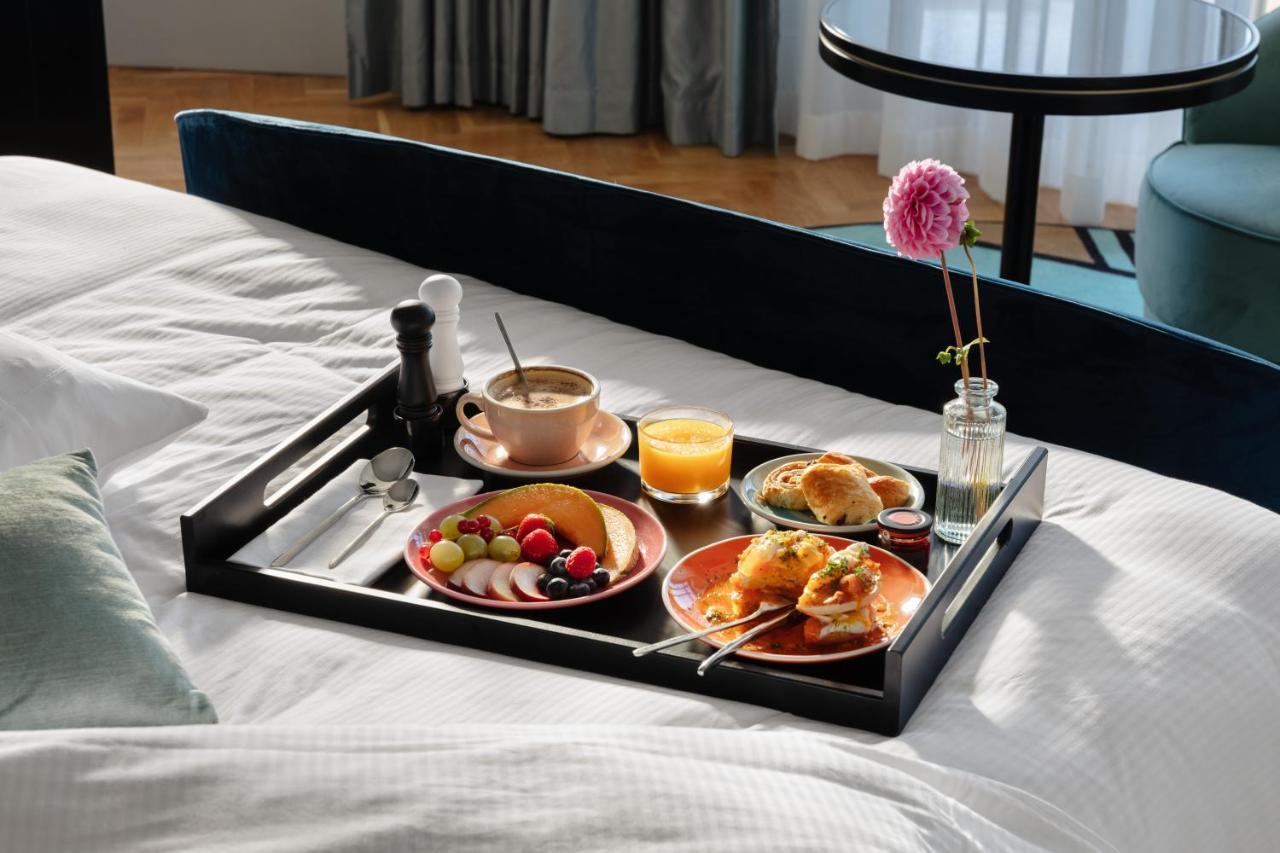 Doppel-Junior-Suite mit Panoramablick auf das Meer und Balkon, in den oberen Etagen