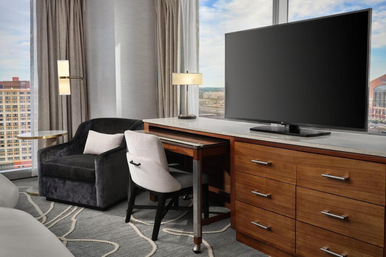 Zimmer mit 2 Queensize-Betten und Blick auf die Skyline