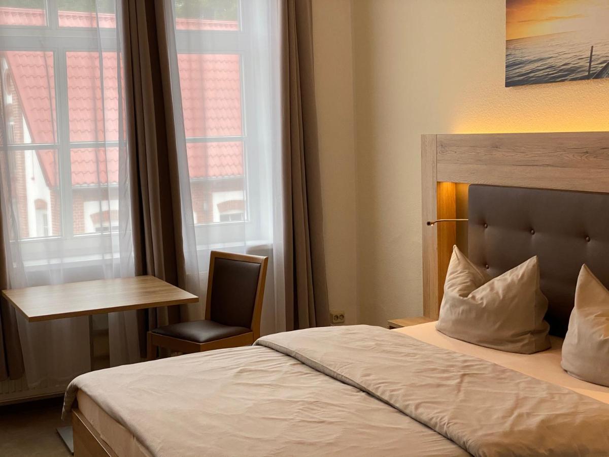 Large Double Room,1356404459:JPEG