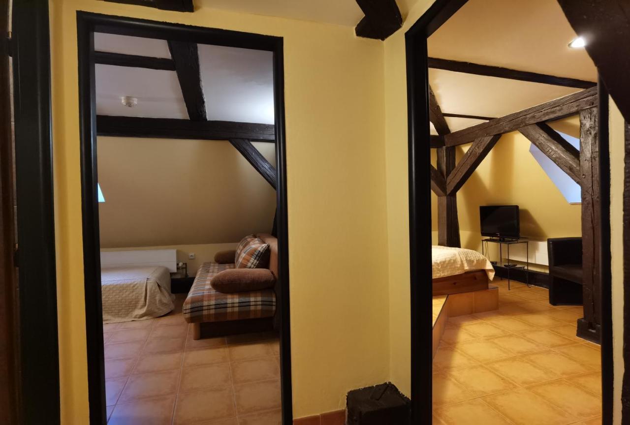 Family Room,1527768652:JPEG