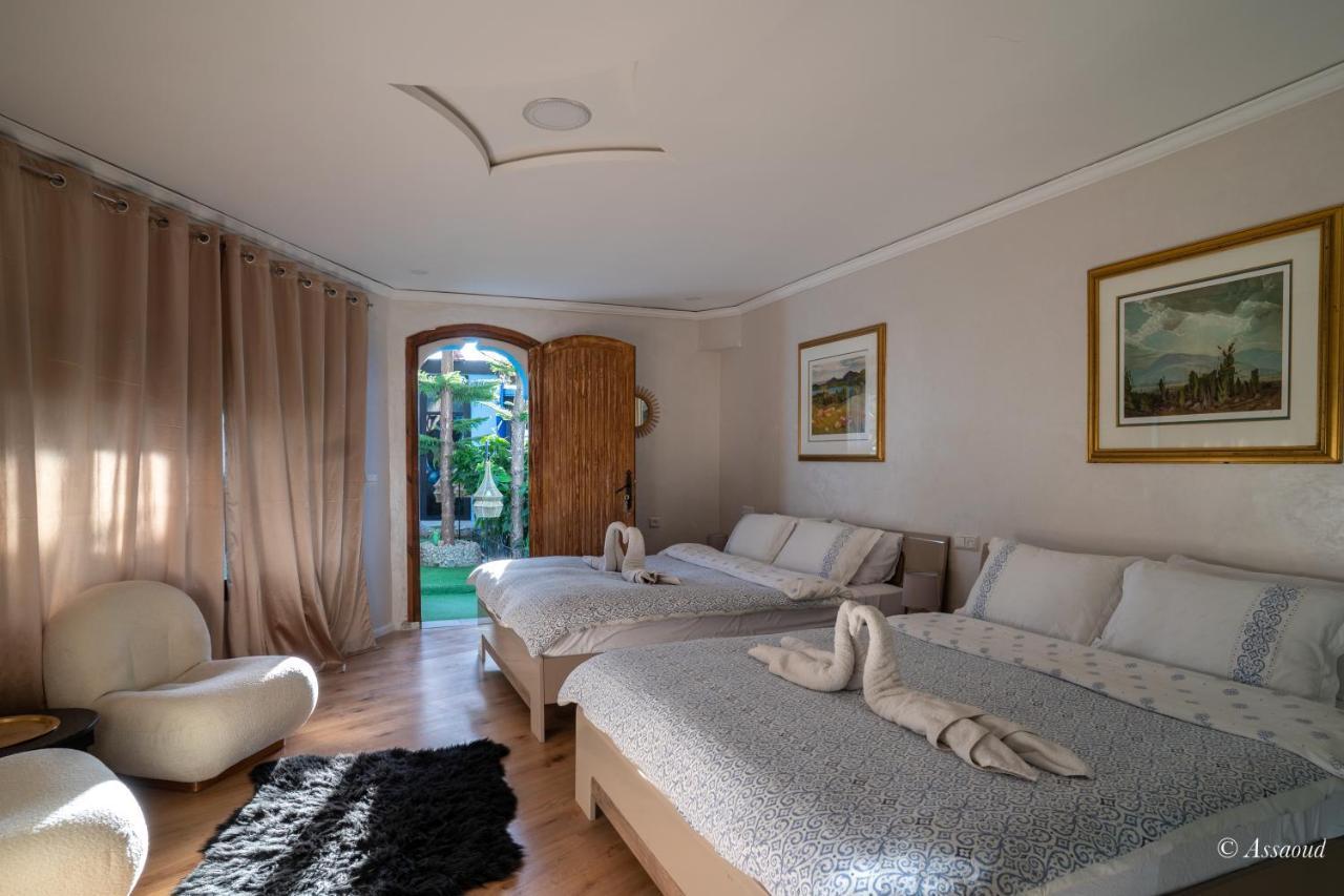 Doppel-/Zweibettzimmer mit Poolblick