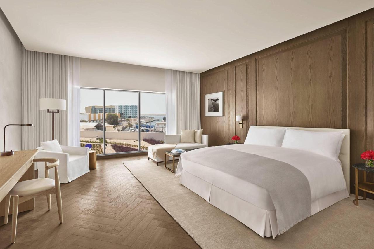 Deluxe Zimmer mit Kingsize-Bett und Blick auf den Yachthafen