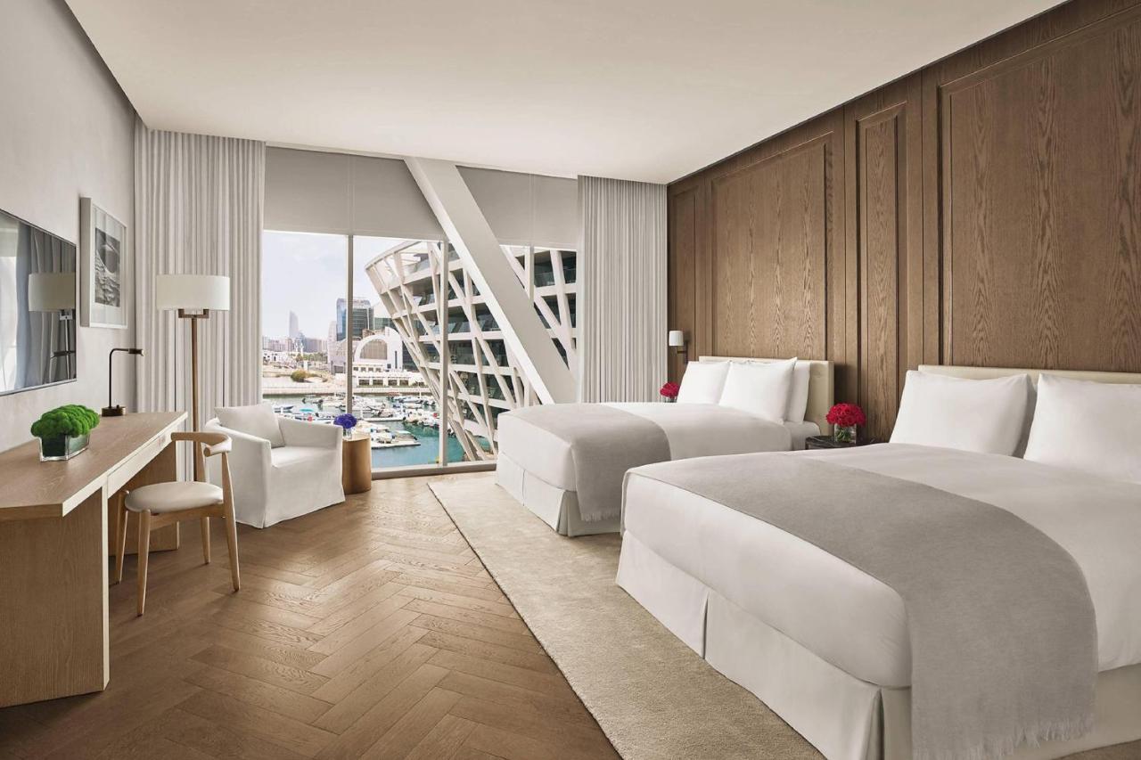 Deluxe Zimmer mit 2 Queensize-Betten und Blick auf den Yachthafen