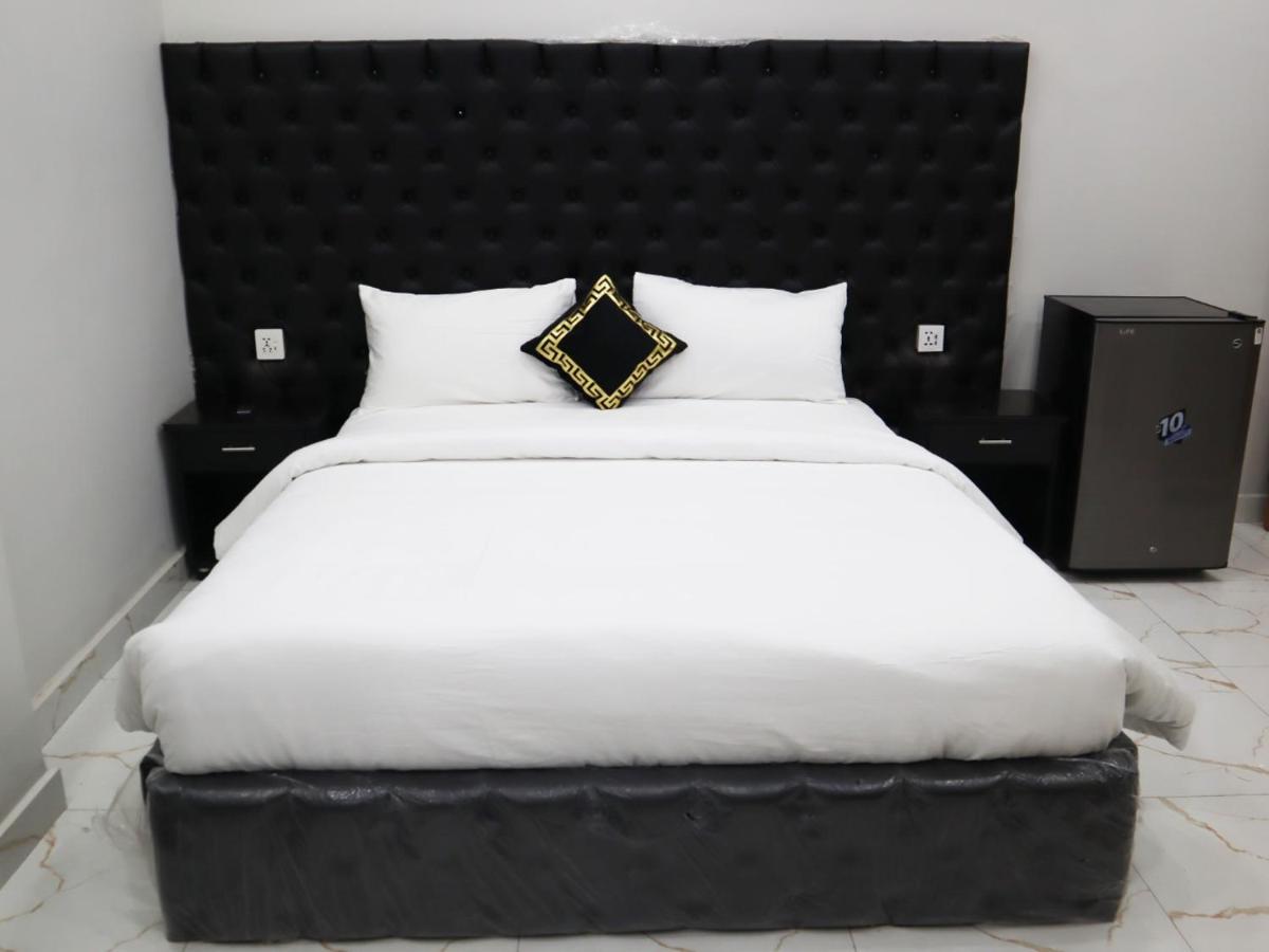 Zimmer mit Kingsize-Bett
