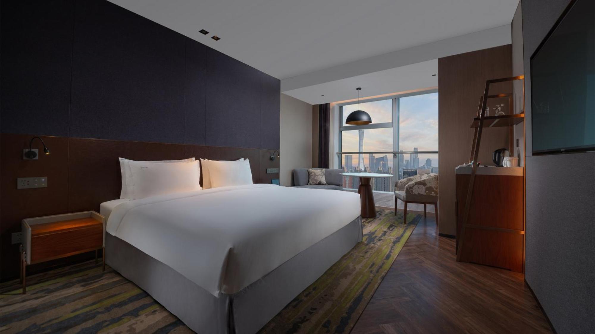Standardzimmer mit Kingsize-Bett und Zugang zur Lounge