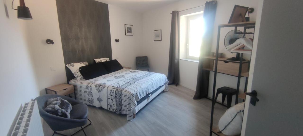 Zimmer mit Queensize-Bett und Gartenblick