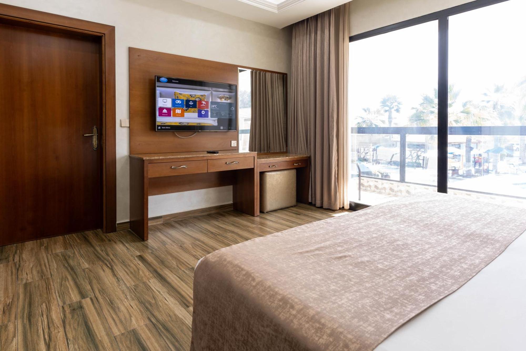 Suite with Pool View,1499692453:JPEG