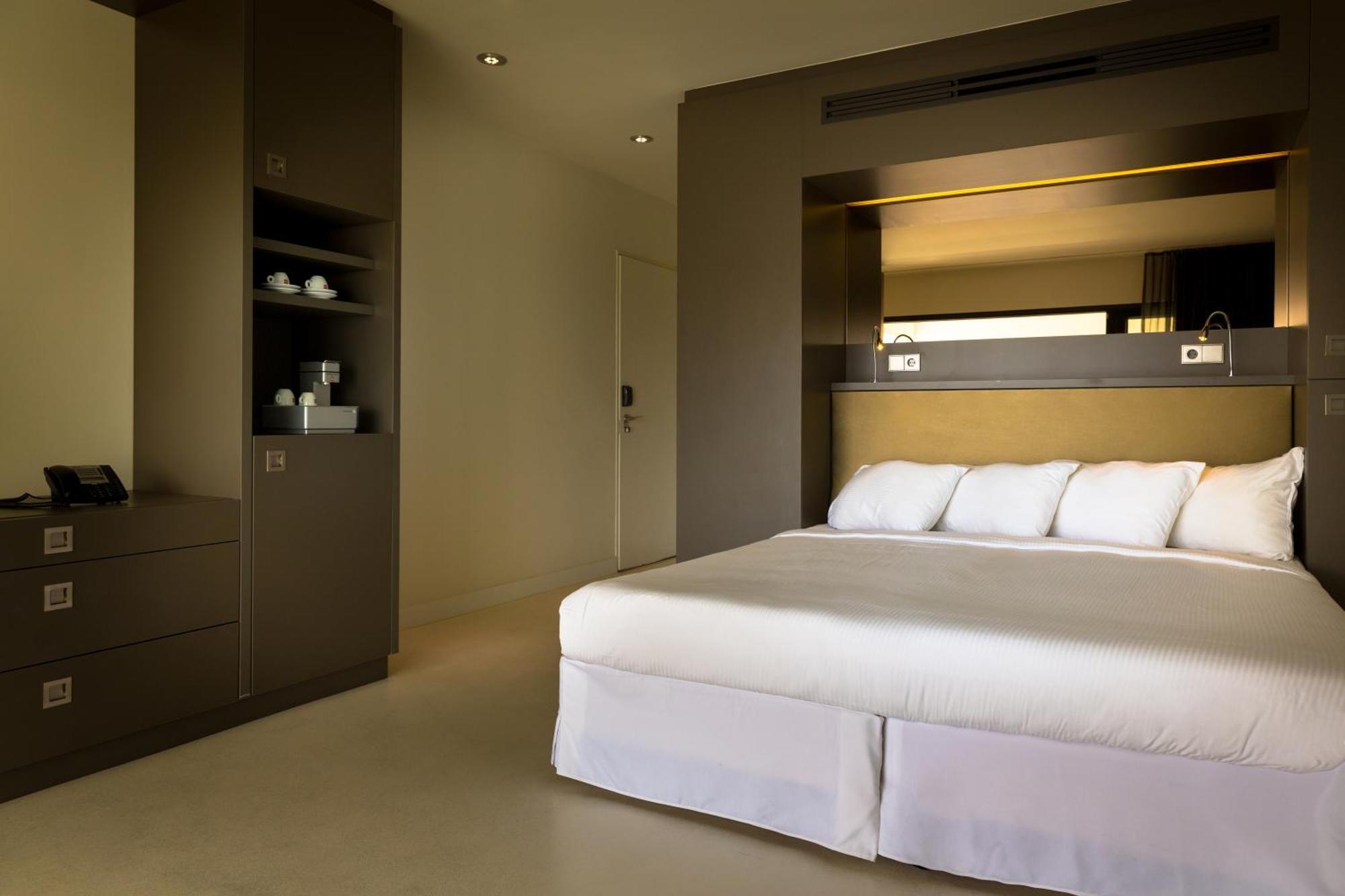 Zimmer mit Kingsize-Bett mit Blick auf die Lobby