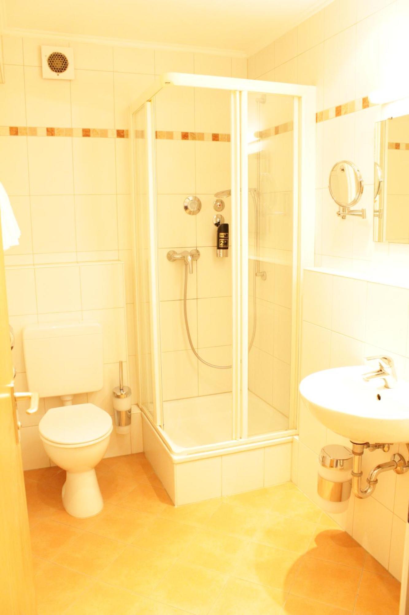 Family Room with Shower,1504817779:JPEG