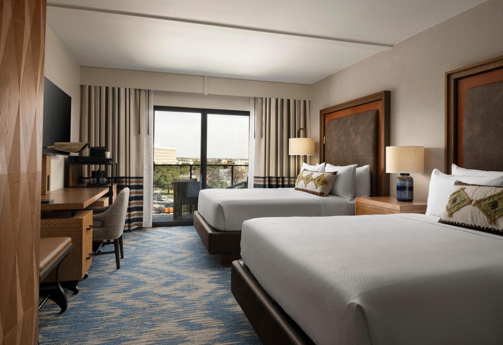 Zimmer mit 2 Queensize-Betten und Poolblick