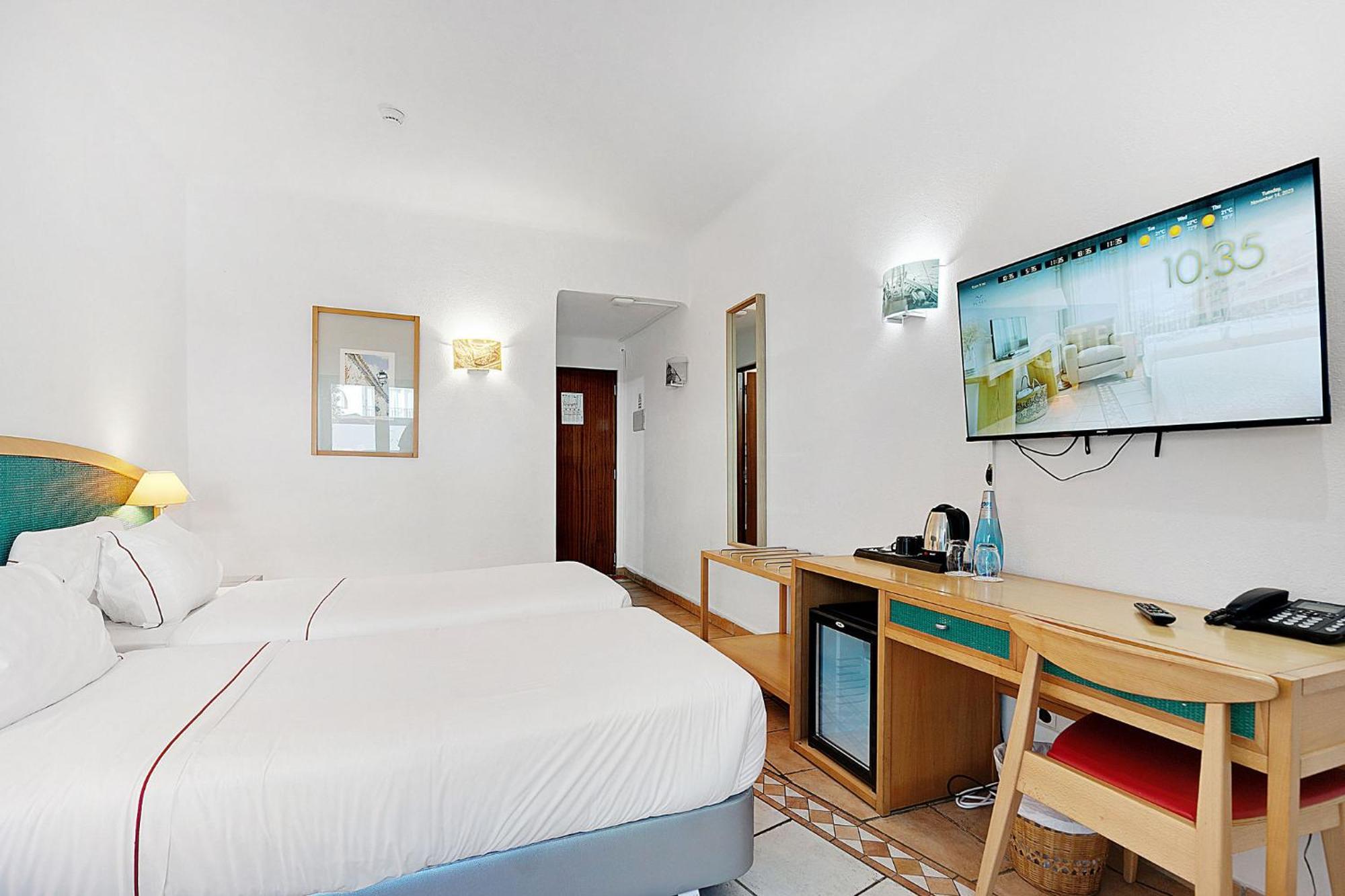 Doppel-/Zweibettzimmer mit Poolblick