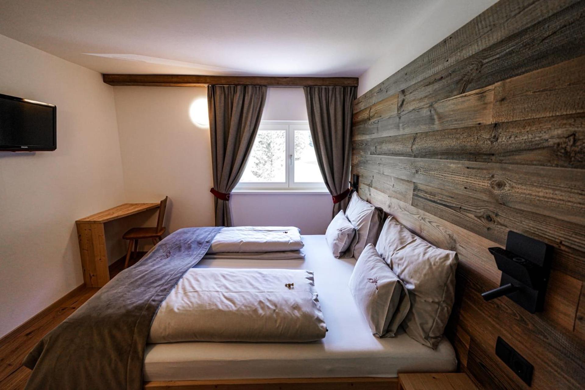Doppelzimmer 202 mit Bergblick