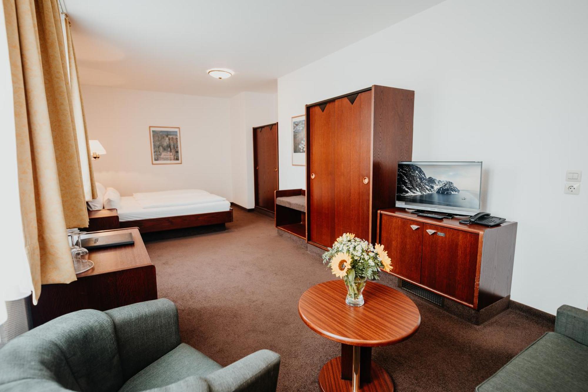 Classic Family Room,1525600579:JPEG