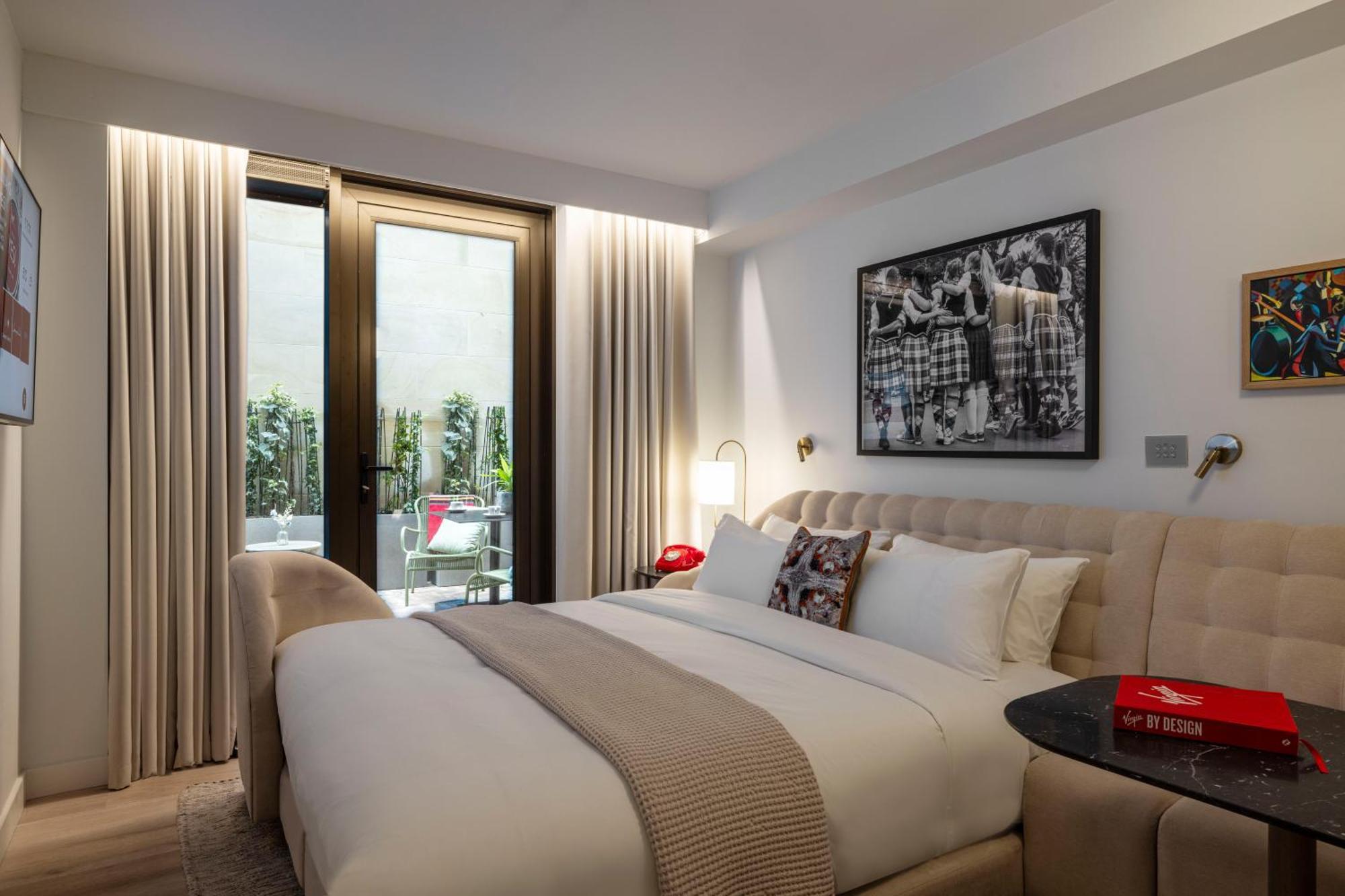 Zimmer Chamber mit Kingsize-Bett und Terrasse