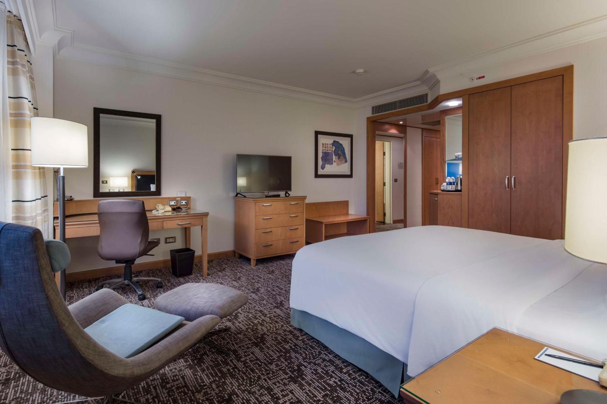 Executive Zimmer mit Kingsize-Bett und Flussblick