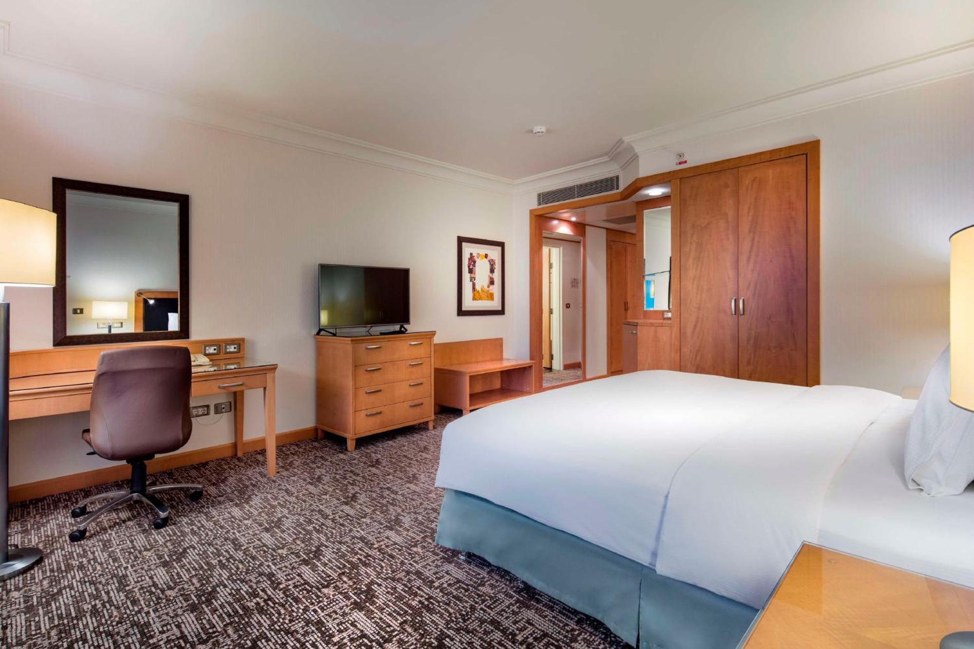 Executive Zimmer mit Kingsize-Bett und Stadtblick