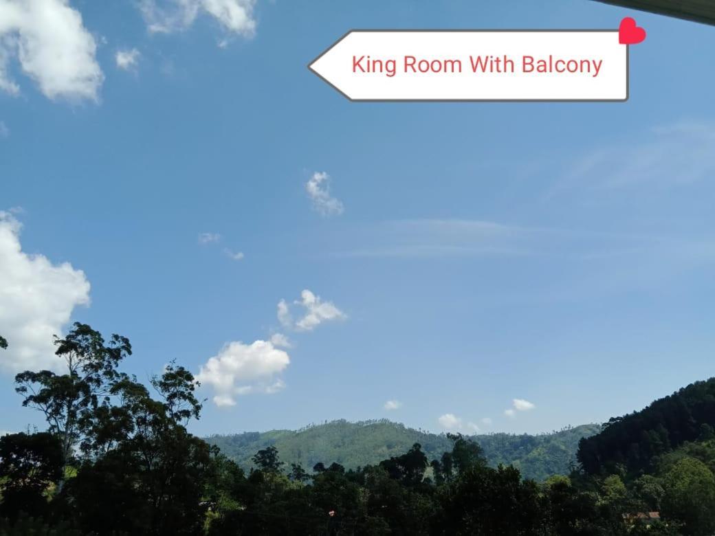 Zimmer mit Kingsize-Bett und Balkon