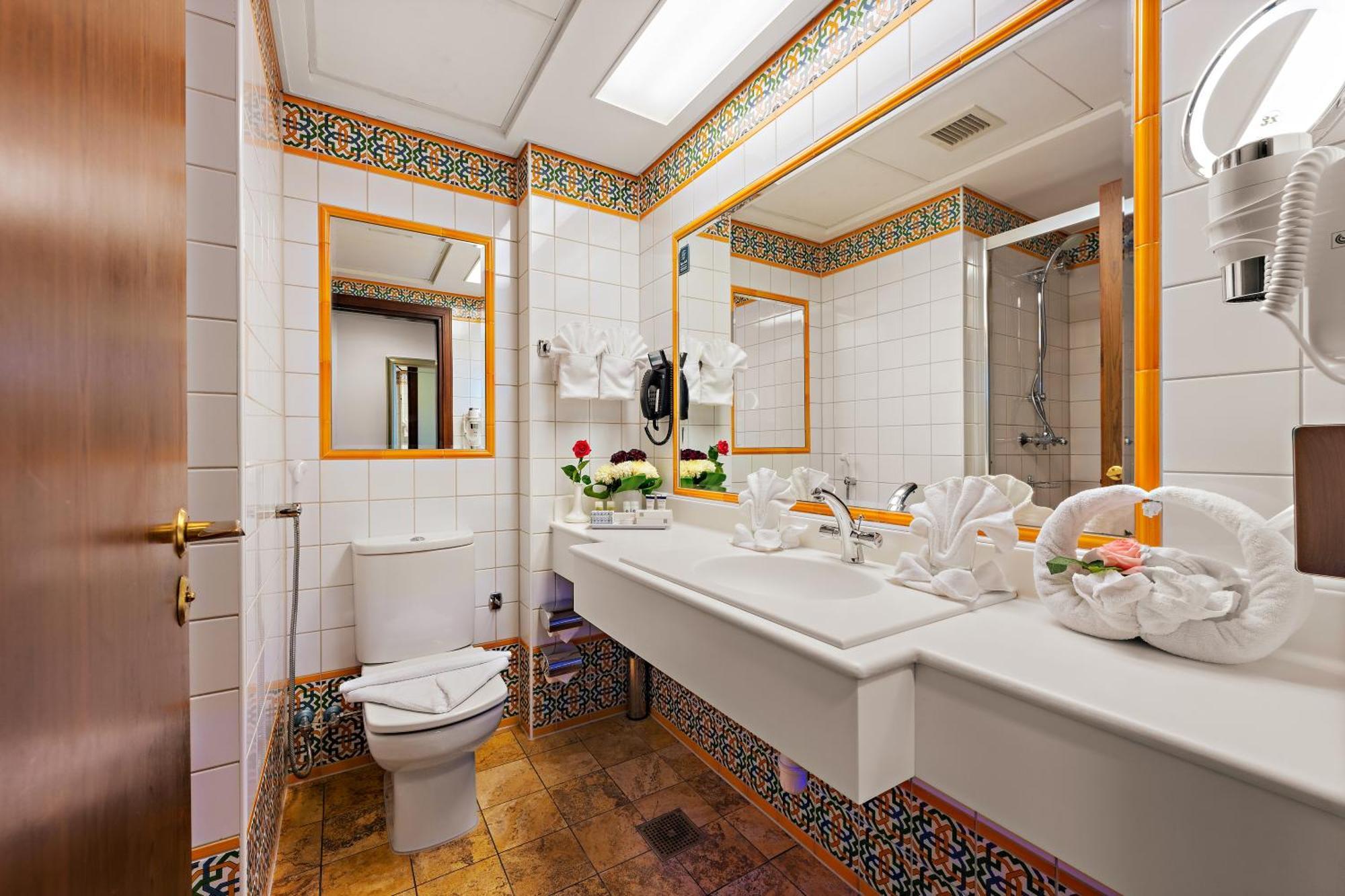 Classic Zimmer mit 2 Einzelbetten und Stadtblick