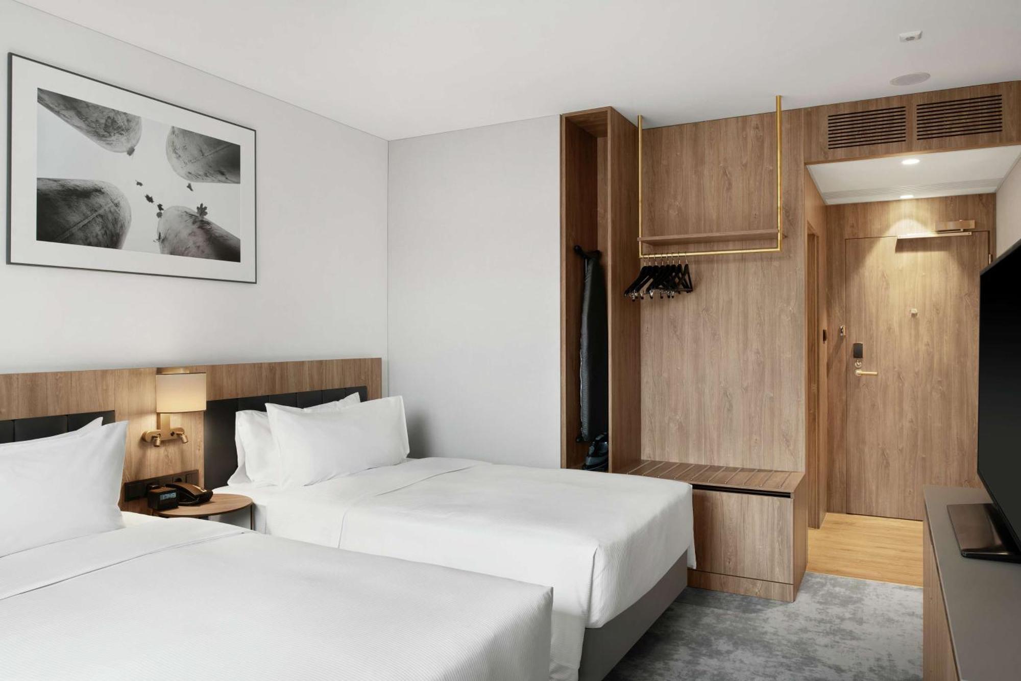 Twin Room,1552466215:JPEG