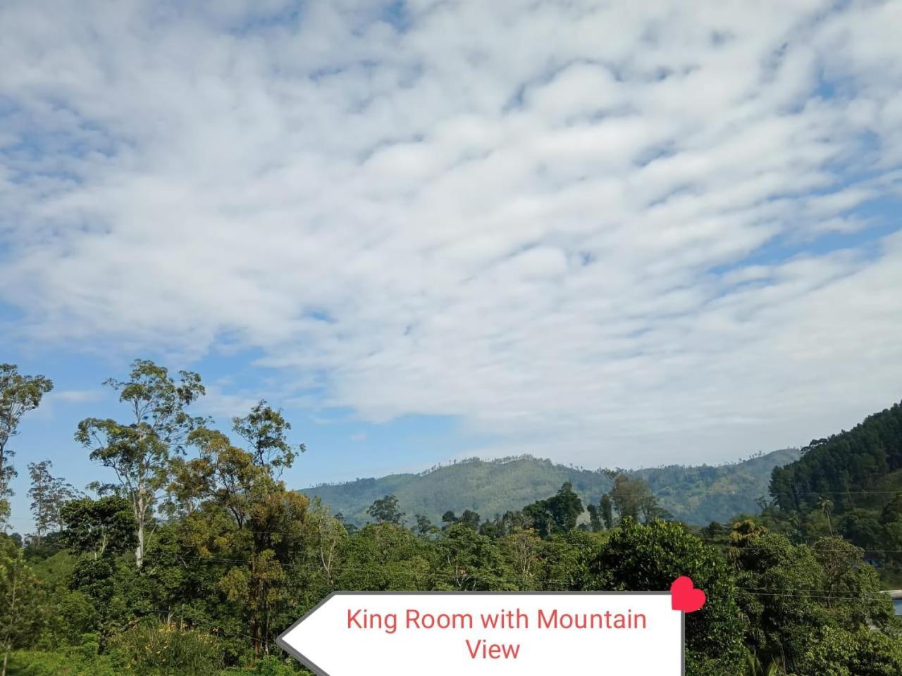 Zimmer mit Kingsize-Bett und Bergblick