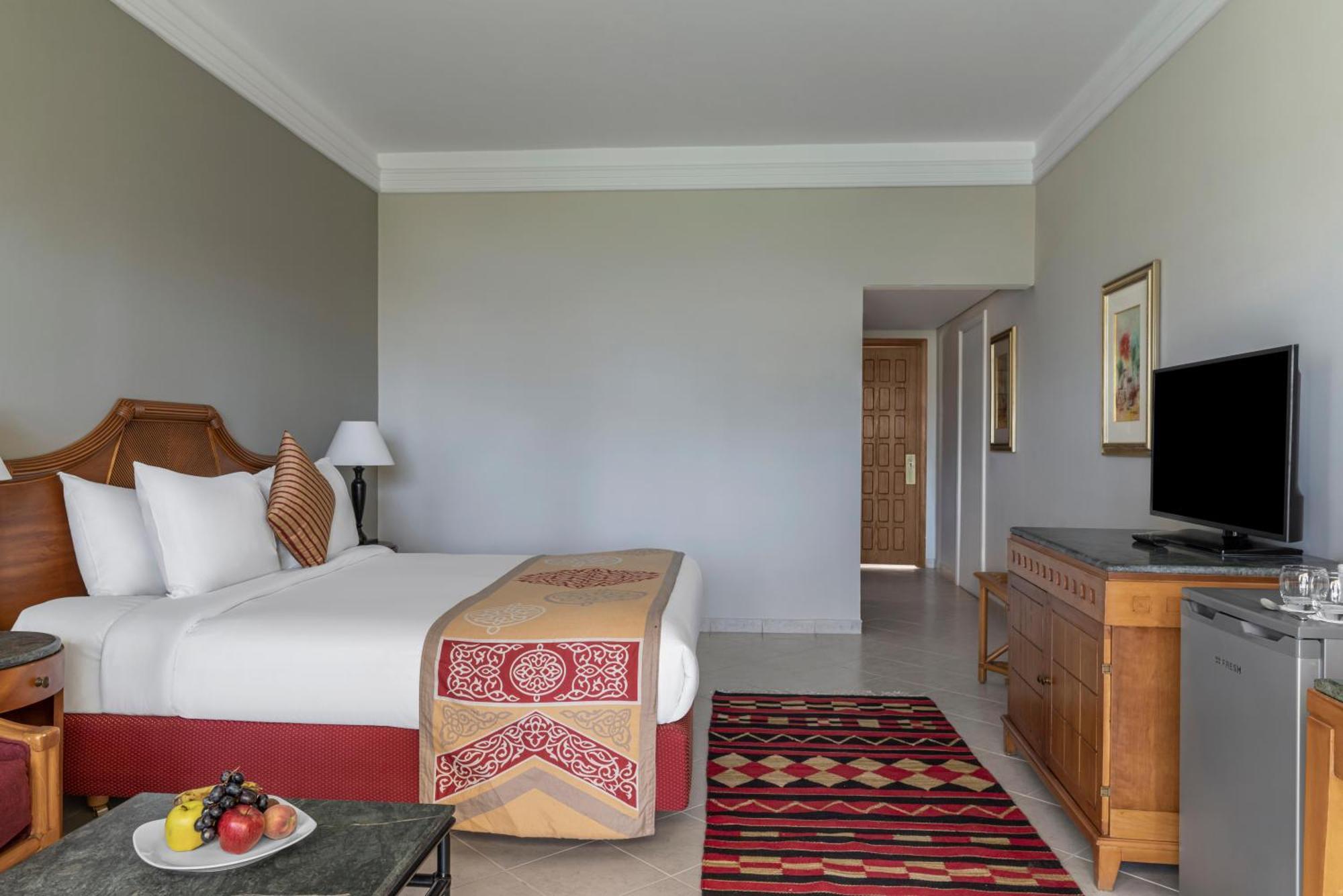 Pool view Room king bed