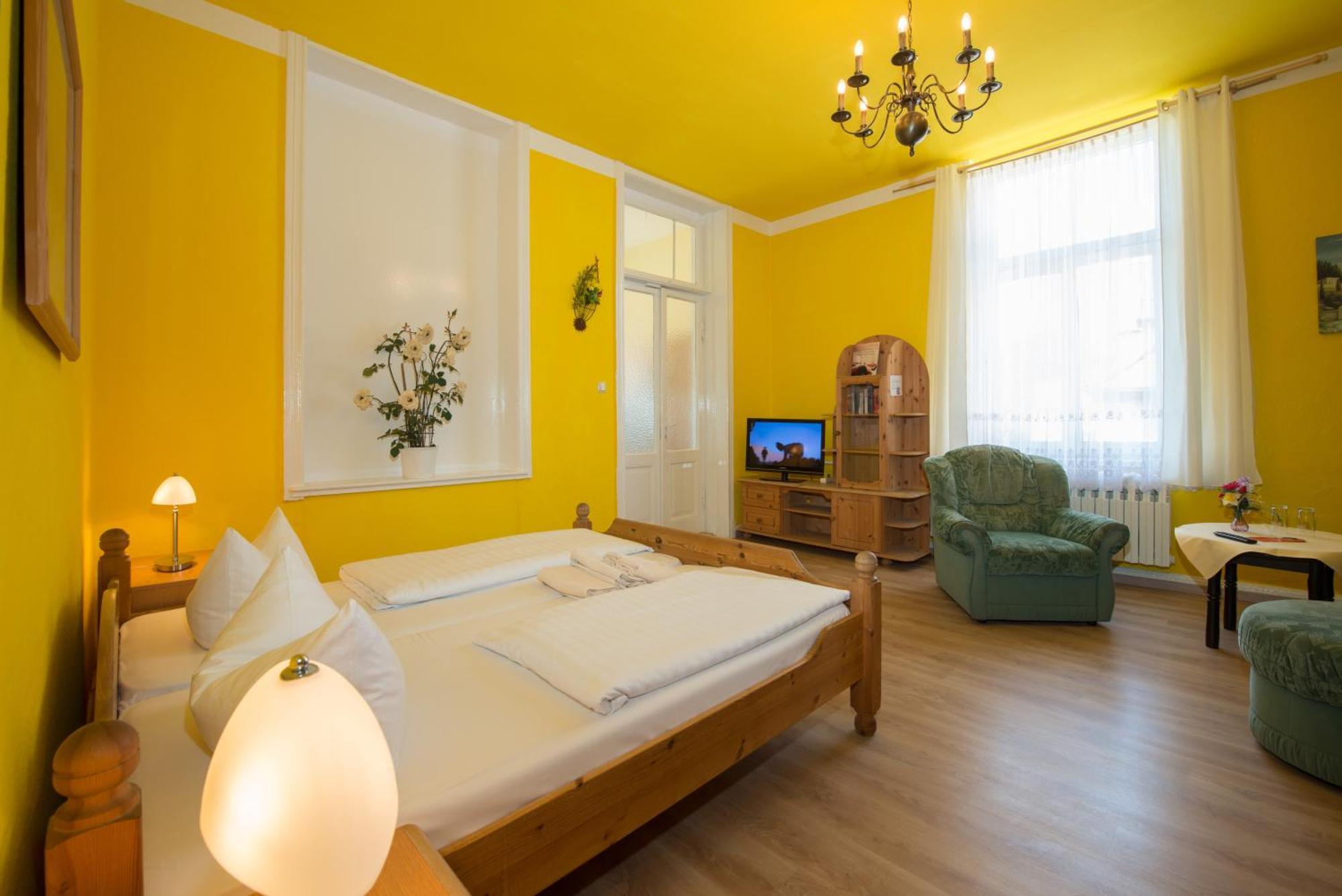 Family Room,1559572231:JPEG