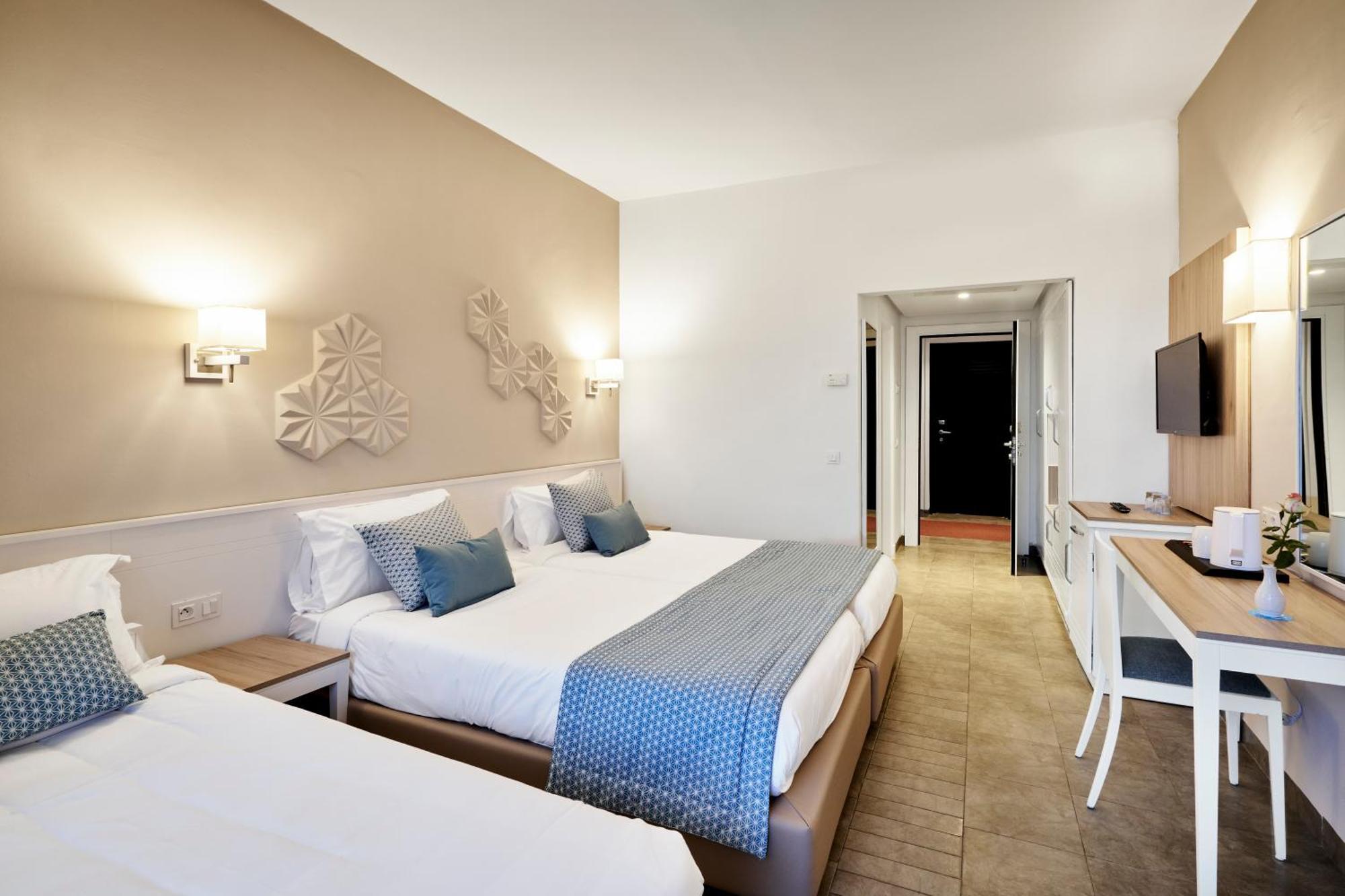 Dreibettzimmer mit Meerblick (2 Erwachsene + 1 Kind)