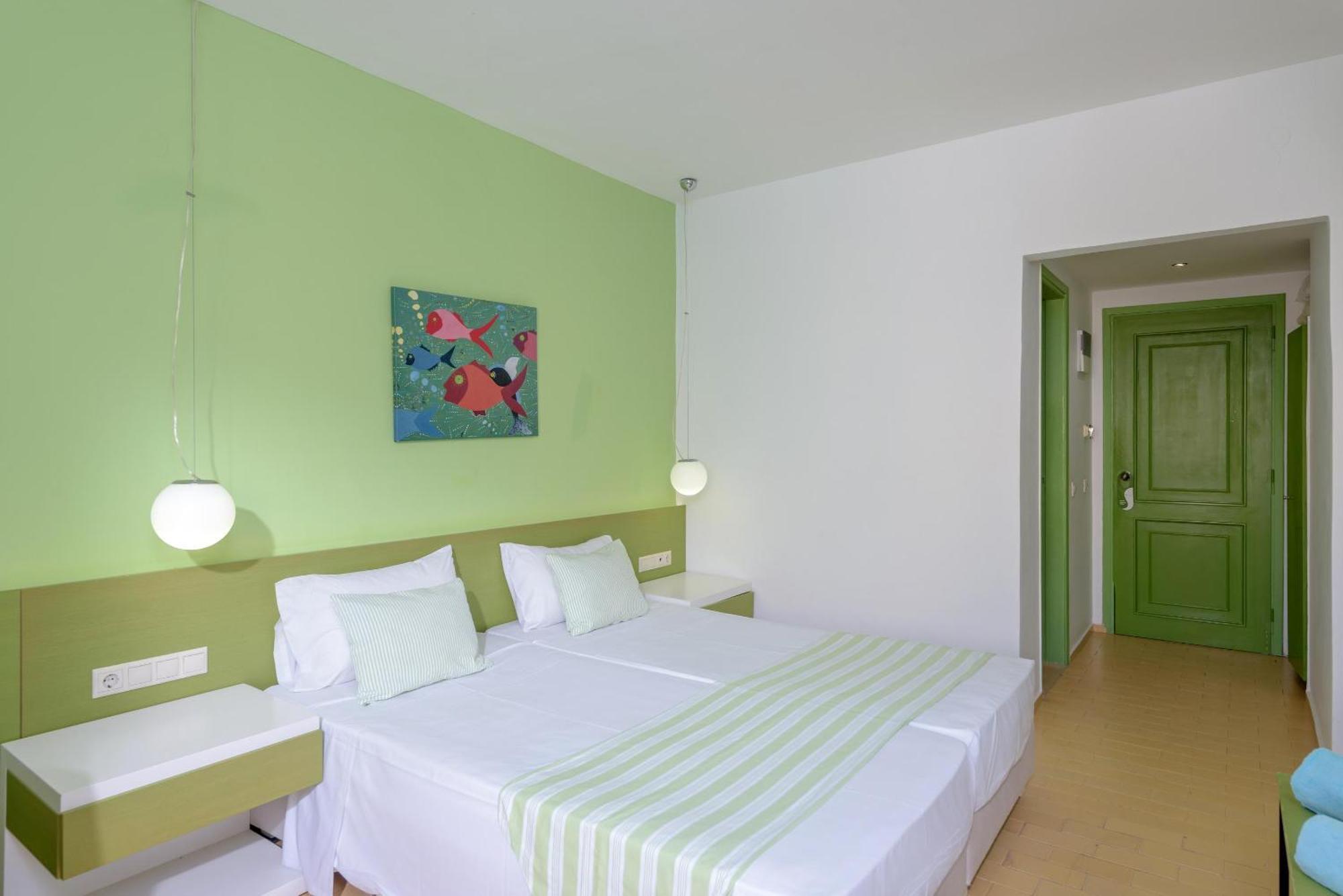 Doppel-/Zweibettzimmer mit seitlichem Meerblick
