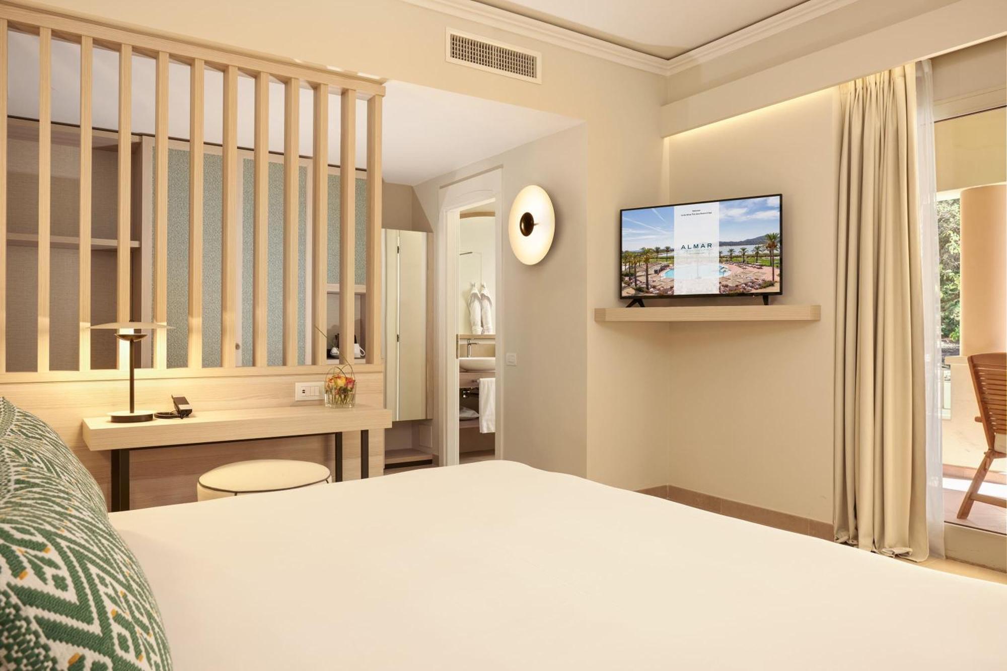 Deluxe King Room Garden View