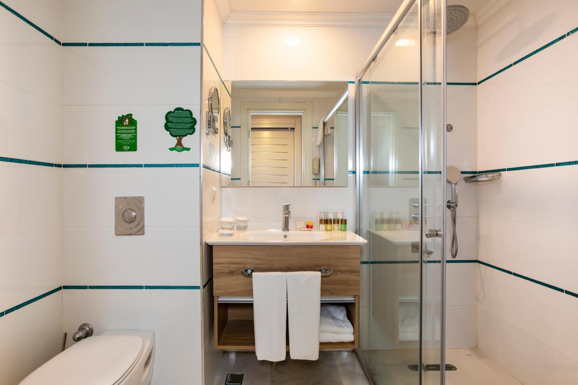 Dreibettzimmer mit seitlichem Meerblick
