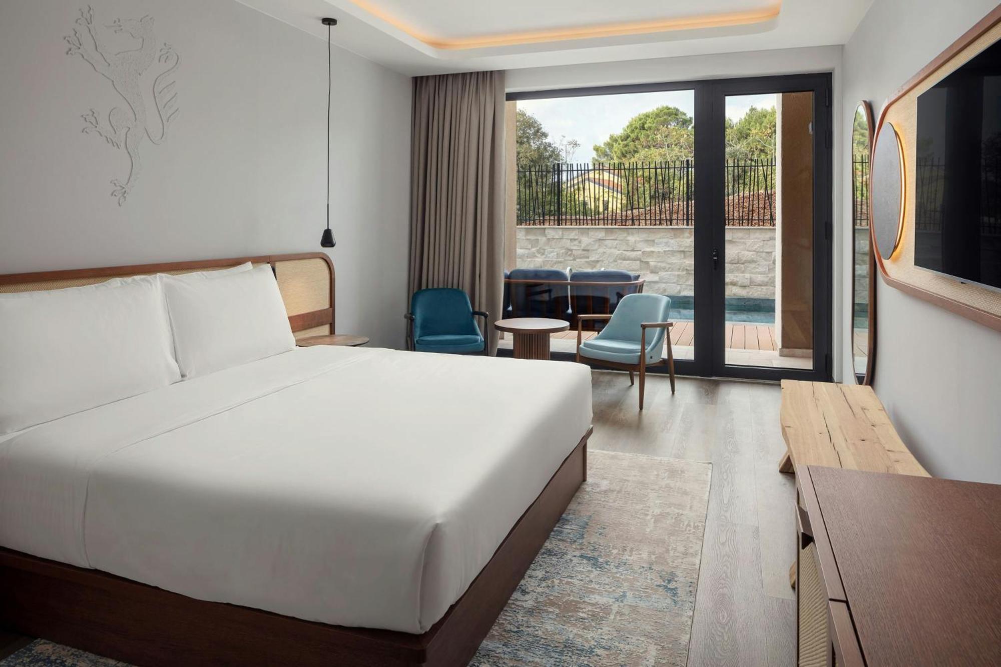 King Room with Balcony and Pool View - Infinity,1641236968:JPEG