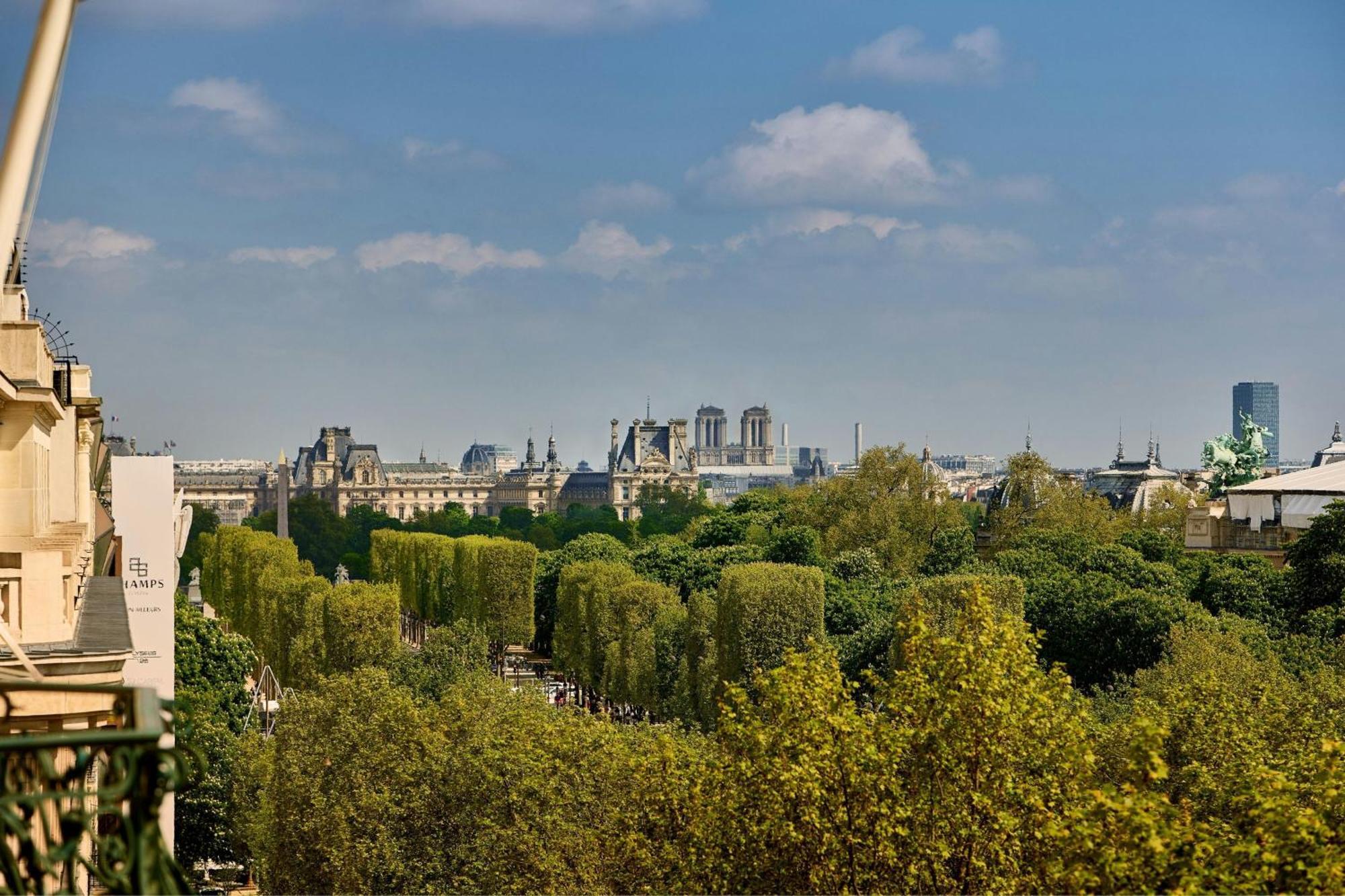 Zimmer mit Kingsize-Bett und Blick auf die Champs-Élysées