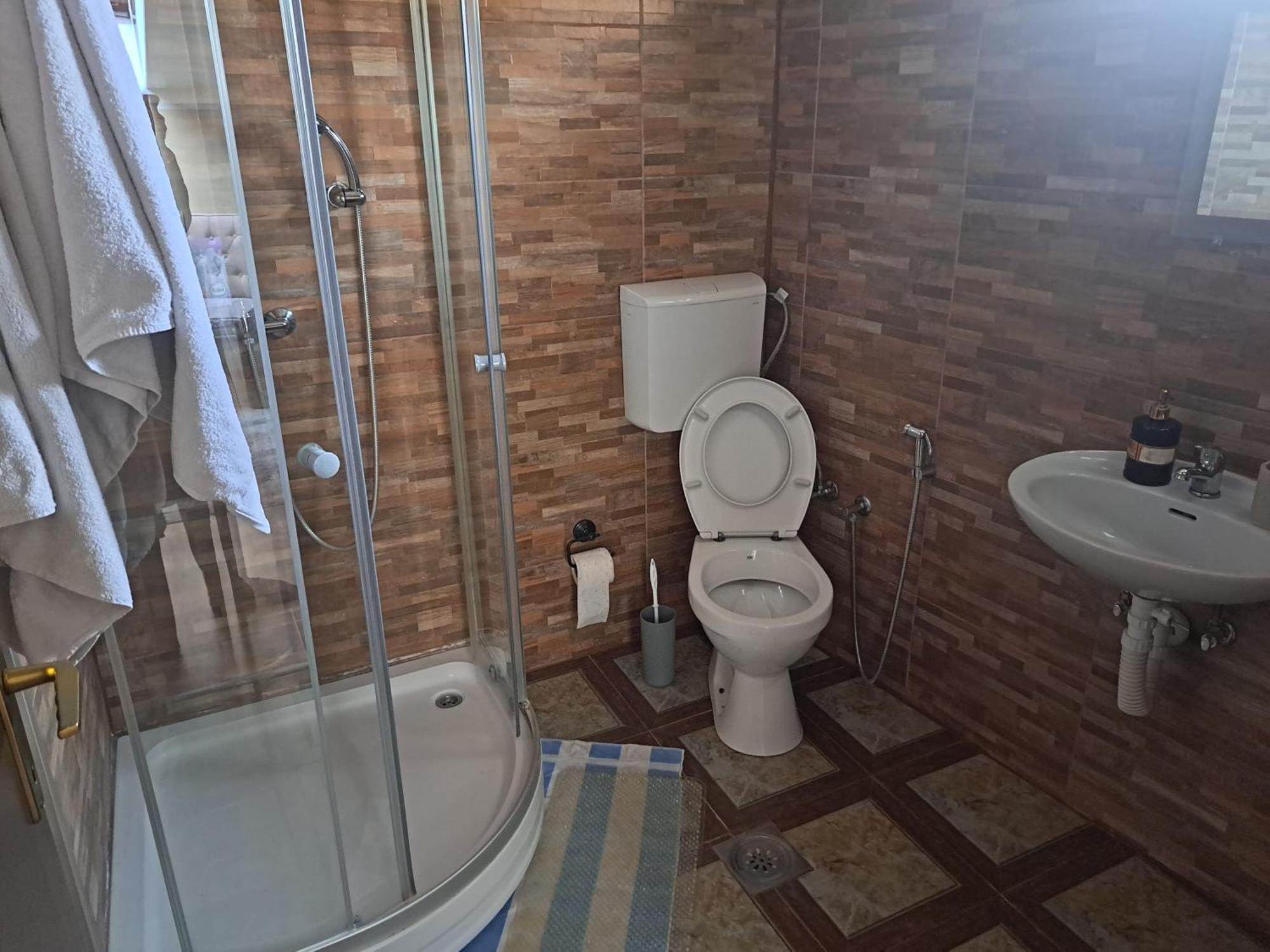 Zweibettzimmer mit eigenem Bad